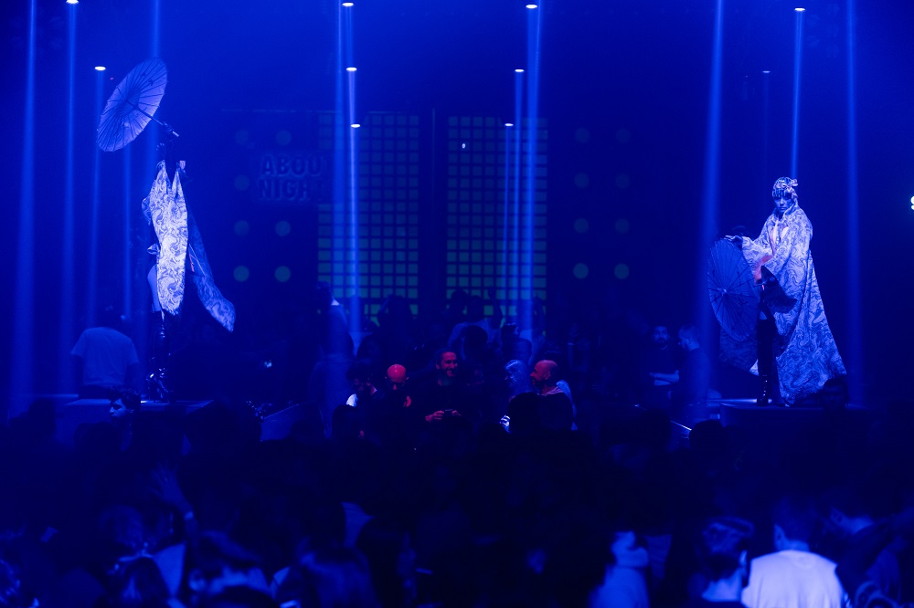 Klein Phönix interior and crowd